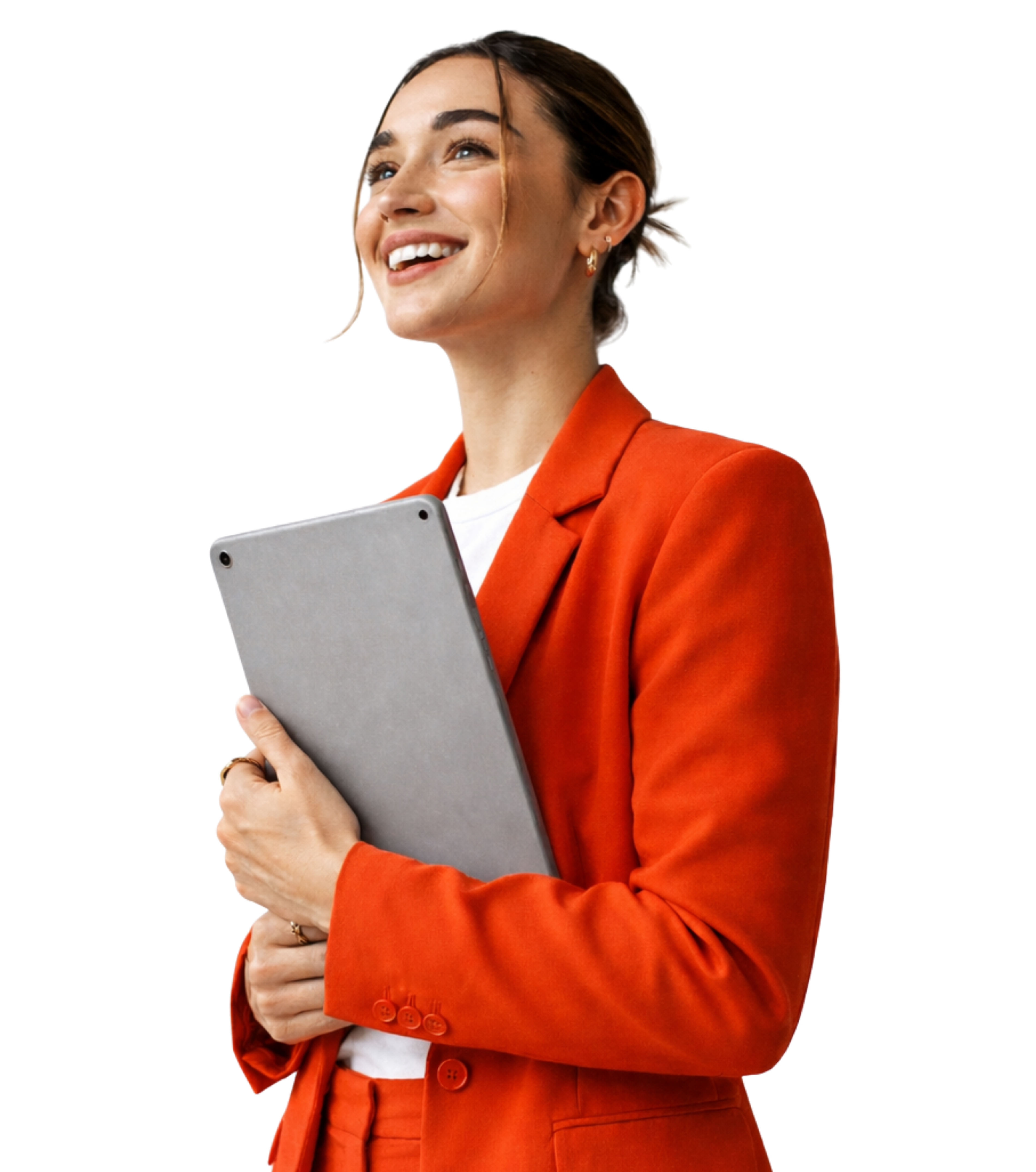 Mujer sonriente en traje naranja sosteniendo una tableta digital, representando liderazgo y profesionalismo técnico.